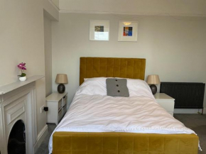 Central en-suite double room